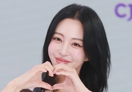 [Official] Han Ye-seul shares parenting webtoon, sparking 'pregnancy rumors'..Agency says "Absolutely not"