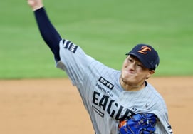 [One Quick Look] 'Pitching hard on a cool autumn night!' Hanwha Park Jun-young