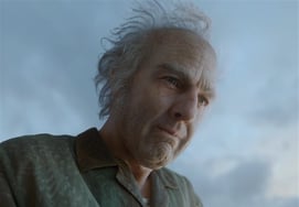 これが本当にトム・クルーズ?「むき出しの額・白髪・膨らんだお腹、『ディガー』で大胆な変身
