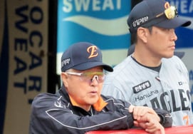[Foto] El entrenador Dal, quien dirige en el partido contra los Landers