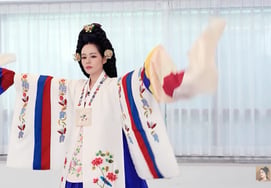 韩佳人，再次“召唤”《解红丹》..以中殿娘娘身份惊喜变身“只靠颜值就行” [自由夫人]