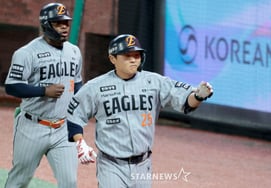 [Foto] 'Segundo jonrón de persecución en el inicio del séptimo inning, ahora con diferencia de un punto' Kim Tae-yeon