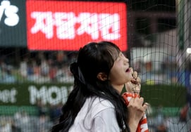 [Foto] Lee Ho-eun conmovida por el jonrón de persecución de Kim Tae-yeon