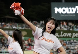 [Photo] 'Baseball goes until the ninth inning, right?' Lee Ho-eun excited by Kim Tae-yeon's chase home run