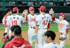 [フォト] 4-3の勝利を祝うランダース「昨日も今日も1点差を守り抜いたチョ・ビョンヒョン