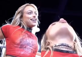 ¡Escupido! La reina del WWE, 'escupe el chicle que estaba masticando a la grada', los fans se vuelven locos: "Se pelean por recogerlo, véndanlo en 130.000 wones"... También hay críticas de que "ha cruzado la línea de la actuación"