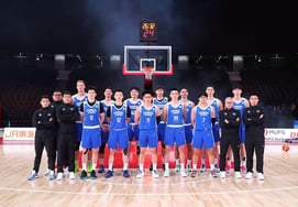 ¡Escándalo absurdo desde el primer día de AG! El entrenador de baloncesto taiwanés no recibió su AD → compró entradas para entrar, desastre total... La delegación de atletas refuta frontalmente la explicación de la asociación: "¡Es una mentira!"