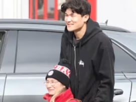 '케인도 그냥 갔는데...' 김민재, 720km 달려온 휠체어 팬 앞 '돌연 하차→정겨운 포옹'... 독일도 놀란 역대급 팬서비스