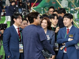 [포토]'해설위원 황재균, 윤석민과 이야기 나누는' 류현진