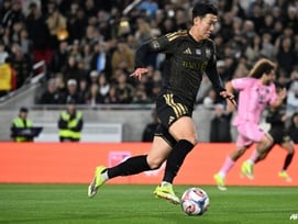 '무득점' 꽁꽁 묶인 손흥민, 시뮬레이션 '꽈당'→주심에 딱 걸려 옐로카드... 민망한 듯 '두 손 들어 사과'