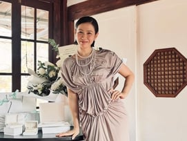 손예진, ♥현빈이 못 알아볼 뻔? 역대급 숏컷 헤어+앞트임 드레스..'과감한 변신'