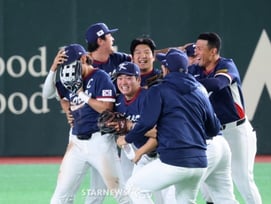 승리의 순간→모두가 '정신적 지주' 이정후 향해 달렸다 "정후형과 함께 야구해서 행복"