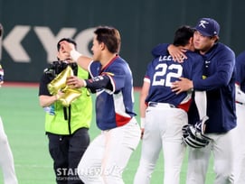 [포토]이정후 포옹하며 '뭉클해진' 류현진