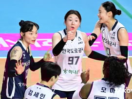 '강소휘+모마 42점 폭발' 도로공사 8시즌만의 정규 1위 확정! 김종민 감독 2번째 통합 우승 도전