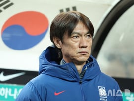 '월클' 김민재 데리고 '자동문 4실점' 참패... 홍명보 감독 '플랜 A or B' 스리백, 월드컵까지 완성은 '미지수'