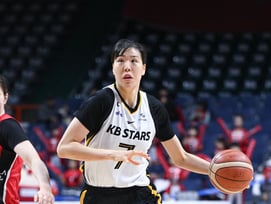 '국보' 박지수 더블더블 맹활약! KB, BNK 완파하고 정규리그 6번째 우승 '내외곽 완벽 조화'