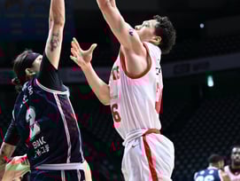 '6강 PO 코앞' KCC, 3위 SK '단 2점 차' 짜릿 제압... 최준용 19득점 '맹활약'