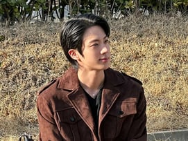 방탄소년단 진 'Swim with Jin', 원곡 'Swim' 이어 월드와이드 아이튠즈 송 차트 2위 '인기 폭발'