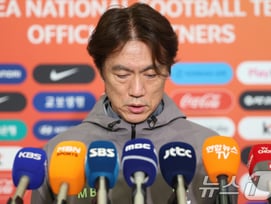 '월드컵 단 두 달 전 2연패' 홍명보 감독 귀국 "결과는 죄송... 지금껏 실험 바탕으로 최종 엔트리 짤 것"