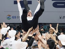 '꼴찌 면한 형편없는 감독'서 '챔프전 우승 명장'으로... 이영택 감독의 눈물 "선수들이 다 했다" [장충 현장]