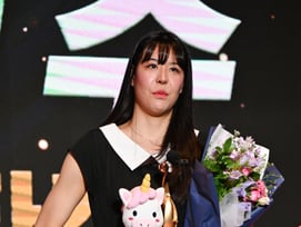 '국보 센터' 박지수 대기록, 통산 5회 정규리그 MVP 수상... 현역 공동 1위 등극 [WKBL 시상식 현장]