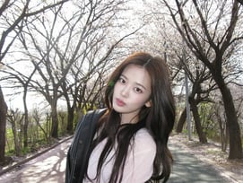 아이브 안유진 "엄마가 찍어준 여친짤'.. 벚꽃보다 화사한 '안댕댕'