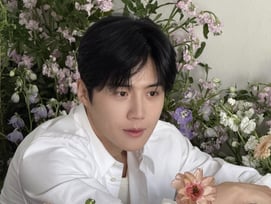 김선호, 꽃밭에서 피어난 남신 비주얼.."누가 꽃인지 모르겠네"