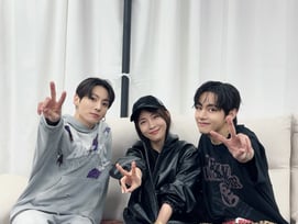 '아미' 하지원 "BTS 늘 응원해~ 야르~" 뷔·정국 사이서 행복한 '콘서트 인증샷'
