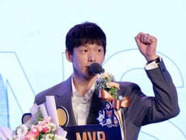 한선수 '41살 최고령 MVP' 비결은 "뼈아픈 실패, 그리고 동료들과 시너지"... 젊은 세터 향해 "그냥 밀어붙여" [V-리그 시상식 현장]