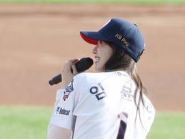 [포토] 윤아 '두산은 영원히 1번이지요'