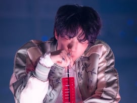 일본 사로잡은 방탄소년단 진, 압도적 비주얼·보컬·퍼포먼스..'근본적인 아름다움'