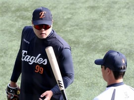 [포토] '노시환 배트에 관심보이는' 류현진