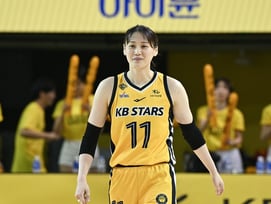 '박지수 결장'에도 강한 KB, 강이슬 23점 앞세워 삼성생명 완파! 우승 확률 73.5% 잡았다 [챔결 1차전]