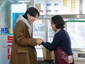 '트로트 황태자' 김용빈, 고향 대구 금의환향..13세 시절 첫 트로트 앨범 포착 [편스토랑]