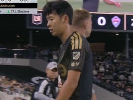 '도대체 어떡하라고?' 손흥민, '슈팅 0개' 최악 부진... '절레절레+중얼중얼' 분노의 벤치행