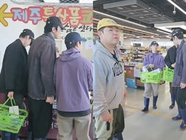 제주마트 어묵 판매대 앞 '장화 신은 톱★' 출몰..김우빈·이광수·도경수·문상훈, '콩콩' 목격담 [스타이슈]