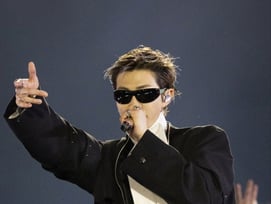 "기본매너는 지켜야"vs."담배꽁초 하나로 이 난리"BTS RM 흡연 논란 글로벌 반응[K-EYES]