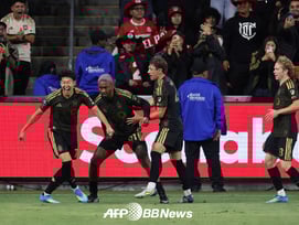 답답할 때마다 빛난 '손흥민 매직'... 벼랑 끝 몰렸던 LAFC 구했다