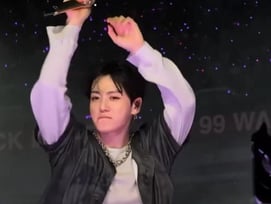 BTS 정국,자유분방 힙스웨이로 탬파 공연 시선 집중...팬캠 쏟아져 [K-EYES]