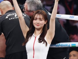 "이 라운드걸이 日 전설의 딸이라고?" 도쿄돔 발칵 뒤집은 22세 미녀의 정체... 세이부 명포수 장녀였다 '복싱 명경기서 데뷔'