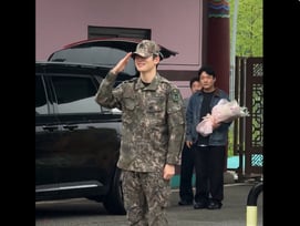NCT 재현, 국방의 의무 끝..늠름하게 만기 전역 [스타이슈]