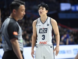'역대 최초' 6위팀 우승 보인다! KCC, 챔피언결정전 1차전서 소노 격파... '허웅 19득점 폭발' [고양 현장리뷰]