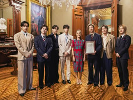 5만 인파 뜨거운 환호! 방탄소년단, 멕시코 대통령실·소칼로 광장 달궜다