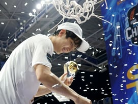 [한번에쓱]'이맛에 우승하지!' MVP 트로피 들고 그물 자르는 허훈