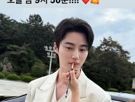 변우석, 스태프 손길에도 얌전히 입술 쭈욱..럭셔리 세단 앞 남신 아우라