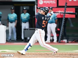 '와' 한화 팀 내 홈런 1위 또.또.또 한 명 늘었다! 문현빈, 6일 만에 125m 역전 투런포 [수원 현장]