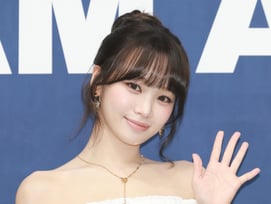 '활동 중단' 르세라핌 김채원, 헤드뱅잉 없이 노래만 불렀다 ('리무진서비스')