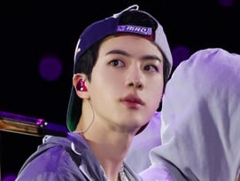 'JIN ROCKS THE GOLDEN STATE' 방탄소년단 진, 스탠퍼드의 밤 달군 '깃발 남신'..글로벌 팬심 '올킬'