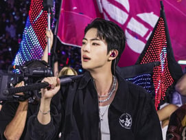 'ICONIC FLAG BEARER JIN' 방탄소년단 진, 美 스탠퍼드 투어 사진 공개..역시 '근본적인 아름다움'!