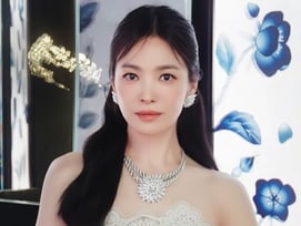 깜짝이야..'45세' 송혜교, 누드톤 드레스 입고 '천상계 미모' 근황